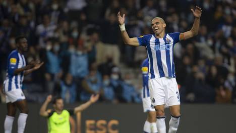 Pepe flog bei einer Rudelbildung des Spiels Porto gegen Sporting vom Platz