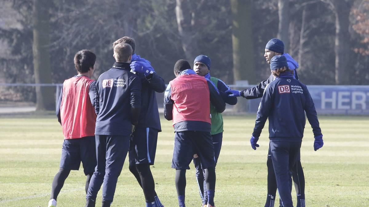Bevor es zu Handgreiflichkeiten kommt, eilen Kalou mehrere Kollegen zur Hilfe. Mit vereinten Kräften können sie verhindern, dass die Situation eskaliert