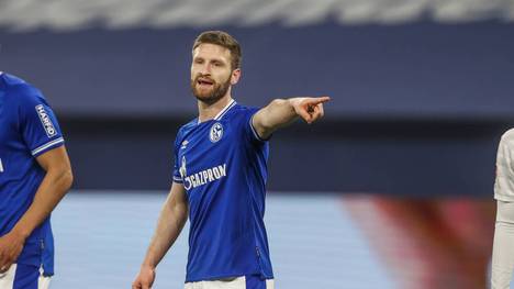 Die Zeit von Shkodran Mustafi auf Schalke ist bislang nicht gerade von Erfolg gekrönt – dennoch könnte der Ex-Nationalspieler nächste Saison möglicherweise in der Champions League spielen. 