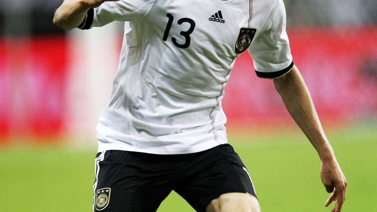 Beim 3:1-Sieg legt er ein Tor auf. Löw nimmt den Bayern-Stürmer nach nur zwei Länderspielen ohne einen einzigen Treffer mit zur WM nach Südafrika