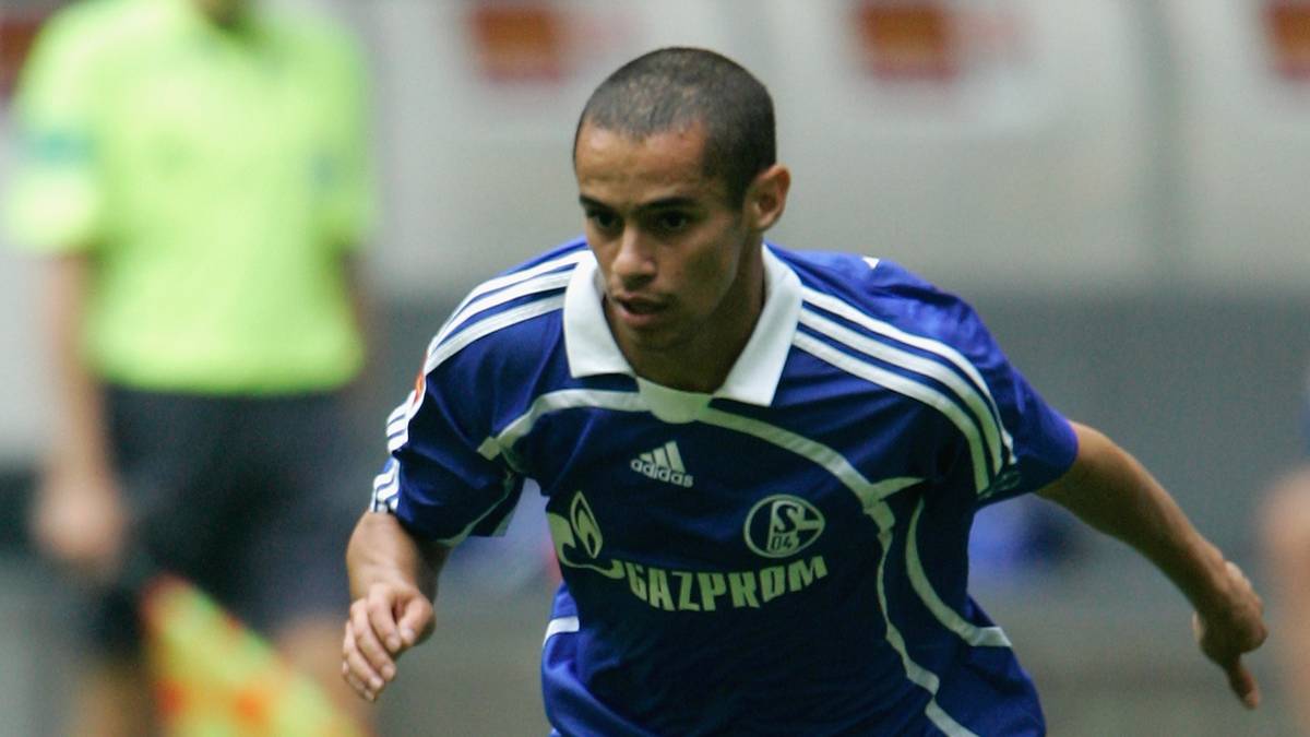 Den Anfang macht 2005 Mimoun Azaouagh, der für 650.000 Euro vom Rhein an die Ruhr wechselt. Nach mehreren Leihstationen, unter anderem bei Ex-Klub Mainz, landet er 2013 beim 1. FC Kaiserslautern. Aktuell ist der ehemalige U21-Nationalspieler vereinslos