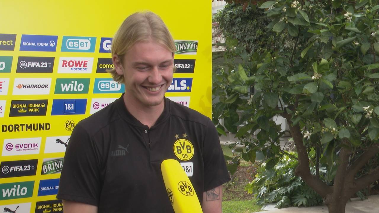 BVB: Julian Brandt muss über Frage nach Nico Schlotterbecks Frisur lachen