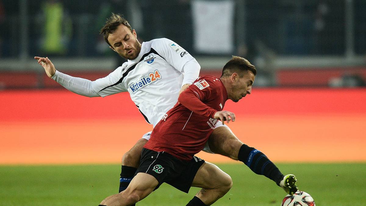 Gut zehn Minuten vor Schluss heißt es Freistoß für die Gäste - und das ist natürlich ein Fall für Alban Meha (l.). Der für seine Standards gefürchtete Mittelfeldspieler lässt sich nicht zweimal bitten und versenkt den ruhenden Ball aus 25 Metern zum 2:1 in den Maschen - dabei bleibt es auch