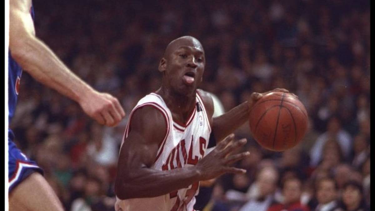 Und schon wieder Cleveland - am 28. März 1990 erzielt Jordan gegen die Cavs 69 Punkte. Nur Wilt Chamberlain, Kobe Bryant, David Thompson, David Robinson und Elgin Baylor haben in der NBA-Geschichte je mehr Punkte in einem Spiel erzielt. Hinzu steuert Jordan 18 Rebounds, sechs Assists und vier Steals zum Overtime-Sieg der Bulls bei.