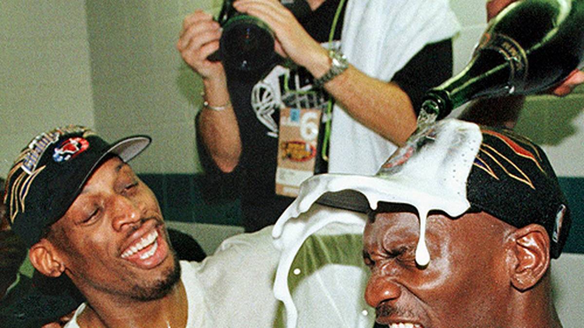 Und feiert die zweite Meisterschaft in Folge mit einer Sektdusche für MJ