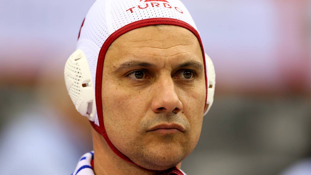 Und dieser Herr hat wohl die Sportart verwechselt. Sehen so eigentlich nicht Wasserballer aus?