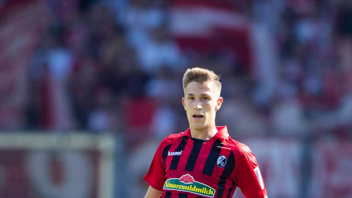 Am Samstag kommt es zu einer Premiere in der Bundesliga. Wenn sich um 15.30 Uhr (im LIVETICKER) Union Berlin und der SC Freiburg gegenüberstehen, treffen erstmals die beiden Brüder Nico und Keven Schlotterbeck aufeinander. Beide Neffen des früheren Bundesliga-Spielers Niels Schlotterbeck waren bis zum Sommer noch gemeinsam für Freiburg aktiv. Währen Nico im Breisgau blieb ...