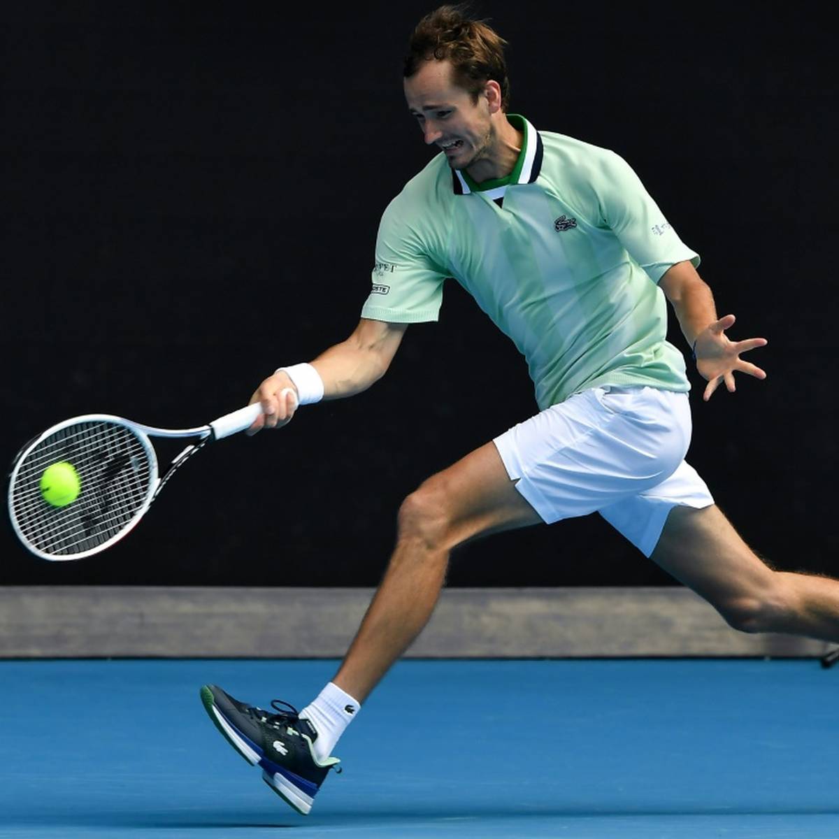 Topfavorit Daniil Medvedev gewinnt sein Auftaktmatch bei den Australian Open, hadert aber mit seinem Spiel. Als nächstes könnte das Duell mit einem Publikumsliebling warten.