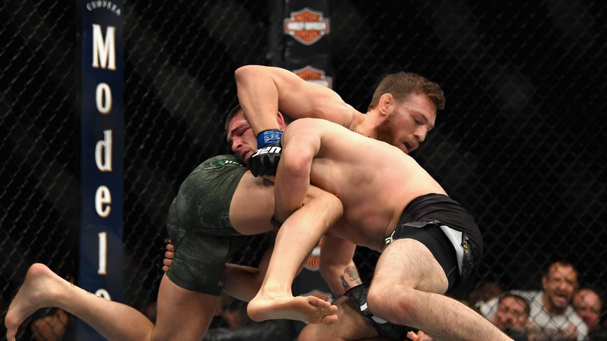 Khabib scheint dadurch etwas beeindruckt. Die dritte Runde ist ausgeglichen, die beiden Kämpfer liefern sich einen offenen Schlagabtausch