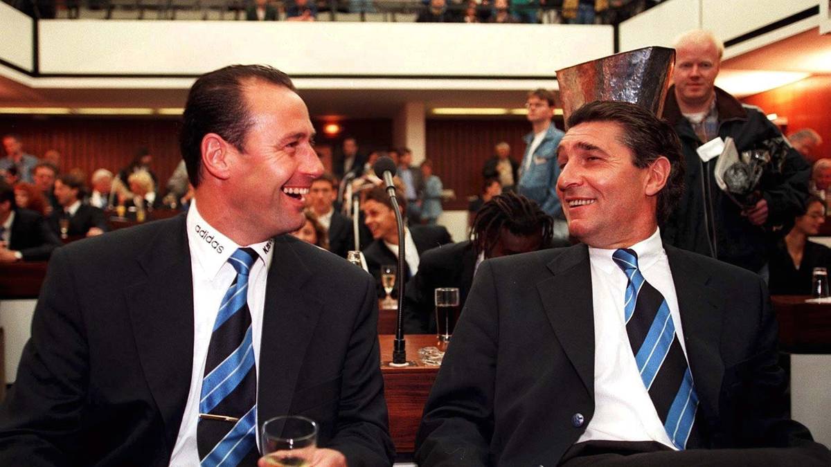 Die Macher des Erfolgs von 1997: Trainer Huub Stevens und Manager Rudi Assauer. Das Erfolgsgespann führt die Königsblauen zum größten Erfolg der Vereinsgeschichte. SPORT1 zeigt den Weg der "Eurofighter" bis zum Triumph in Mailand