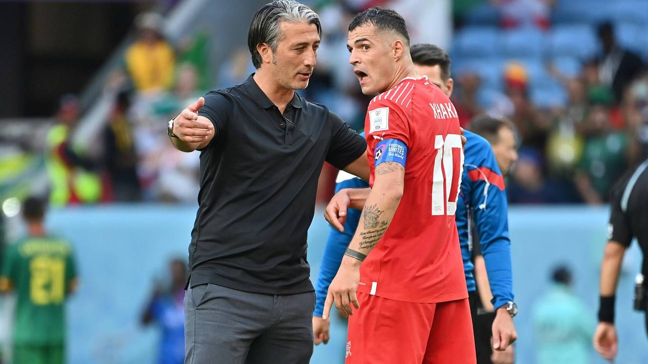Der Schweizer Nationalcoach Murat Yakin (l.) und sein "wichtigster Spieler" Granik Xhaka