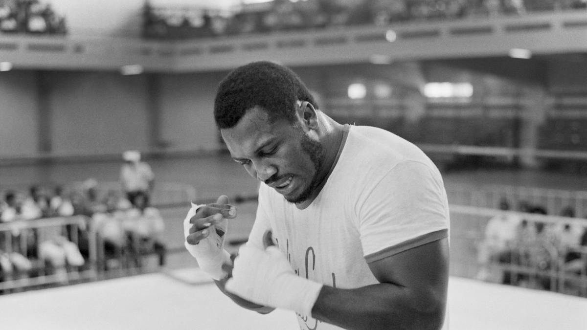 In der Zwischenzeit übernimmt der ungeschlagene Joe Frazier den Weltmeistertitel. Als Ali zurückkehrt, gibt es also einen unbesiegten Ex-Weltmeister und den Weltmeister. Die beiden einigen sich auf einen Kampf - den "Fight of the Century", den "Kampf des Jahrhunderts"
