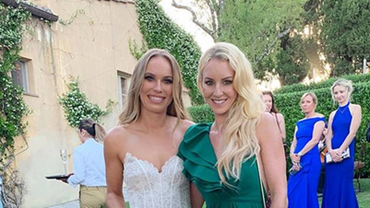 Auch Urszula Radwanska (r.), ebenfalls Tennis-Spielerin, feierte mit. Wozniacki sprach vom "besten Wochenende meines Lebens"