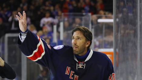 Goalie Henrik Lundqvist lässt sich von den Fans der New York Rangers feiern