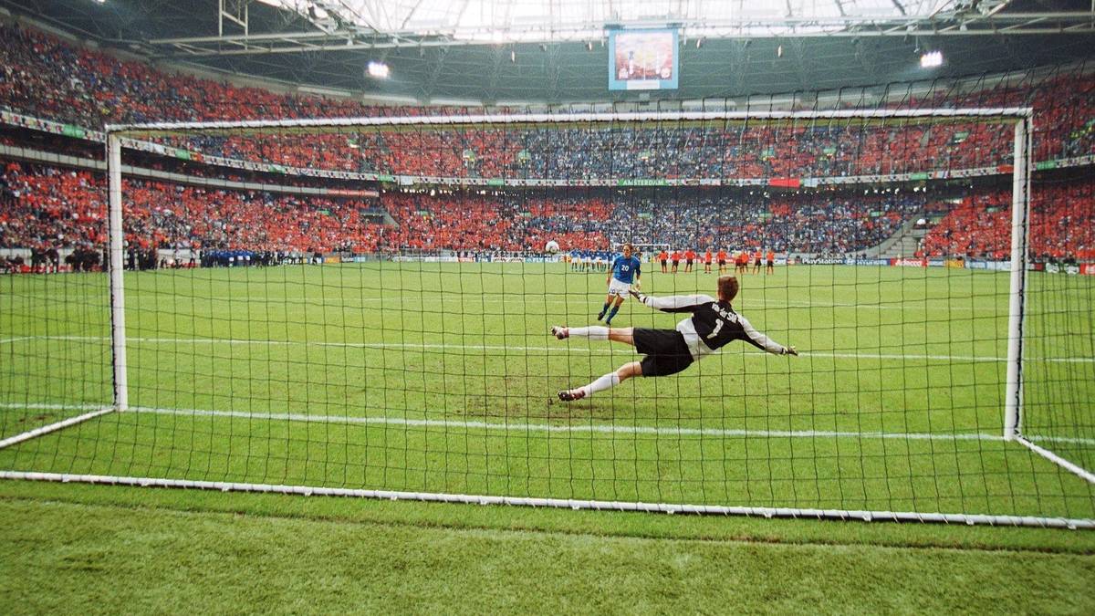 Ein Moment, der unvergessen bleibt. Totti lupft den Ball im EM-Halbfinale 2000 frech gegen die Niederlange ins Tor. Edwin van der Saar kann nur hinterher schauen. Italien zieht ins Finale ein, scheitert aber letztlich an Weltmeister Frankreich