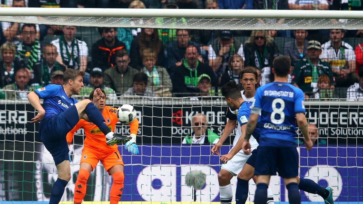 Darmstadt antwortet mit einem Slapstick-Treffer. Sven Schipplocks Schienbein wird angeköpft - drin ist das Ding