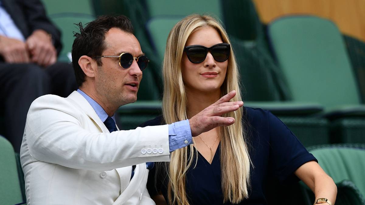 Der britsche Schauspieler Jude Law gibt auf der Tribüne in Wimbledon den Tennislehrer