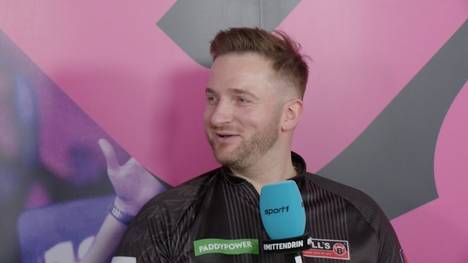 Arno Merk spricht bei SPORT1 über seinen Erstrunden-Sieg gegen Kim Huybrechts. Der deutsche Debütant verrät seinen Wunschgegner in der nächsten Runde und kündigt eine feuchtfröhliche Party an.