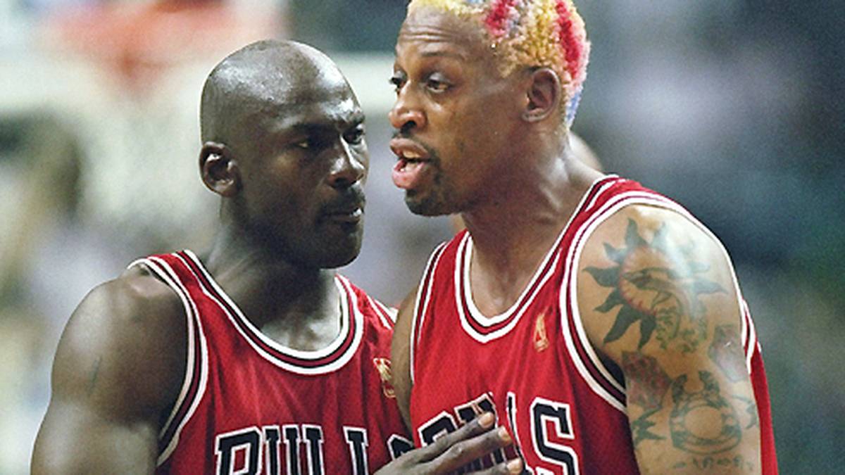 "Auf dem Feld verstehe ich mich gut mit Michael. Aber was unser Leben betrifft, gehen wir in komplett verschiedene Richtungen. Er geht in den Norden, ich in den Süden. Scottie Pippen ist so etwas wie der Äquator", beschreibt Rodman sein Verhältnis zu den anderen Superstars der Bulls