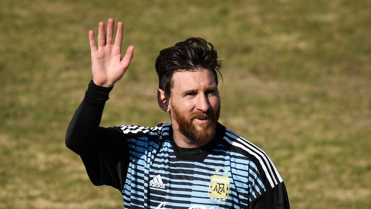 Welche Outfits tragen die Stars wie Argentiniens Lionel Messi in Russland? SPORT1 zeigt die Trikots der WM-Teilnehmer - und wie viel die günstigeren Fan-Ausführungen im offiziellen Shop der Ausrüster kosten