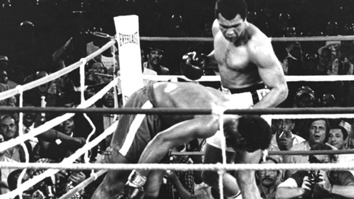 Er schlägt und schlägt und schlägt: Er schlägt auch dann noch weiter, als sein Gegner schon orientierungslos durch den Ring taumelt. Er schlägt, als gehe es um Leben und Tod - und das ist es ja auch, was die schwitzende, brodelnde Menge im Höllenloch von Kinshasa will und skandiert: "Ali boma ye" - Töte ihn! Töte George Foreman, diesen überheblichen, selbstgefälligen Meister aller Klassen