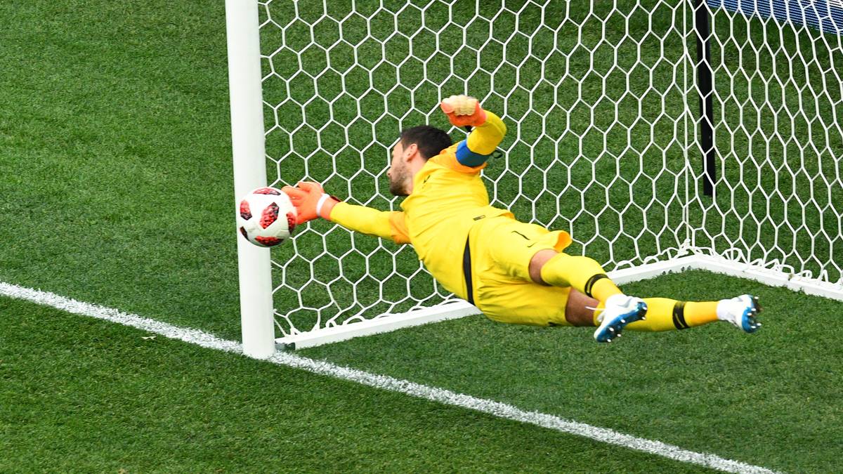 Und seitdem ist klar: Lloris spricht, wenn es sein muss, und wenn er spricht - was immer noch selten vorkommt - sollte ihm besser jeder zuhören. Lloris ist einer, der da ist, wenn es darauf ankommt. Und er ist einer aus der Kategorie "Junge von nebenan"