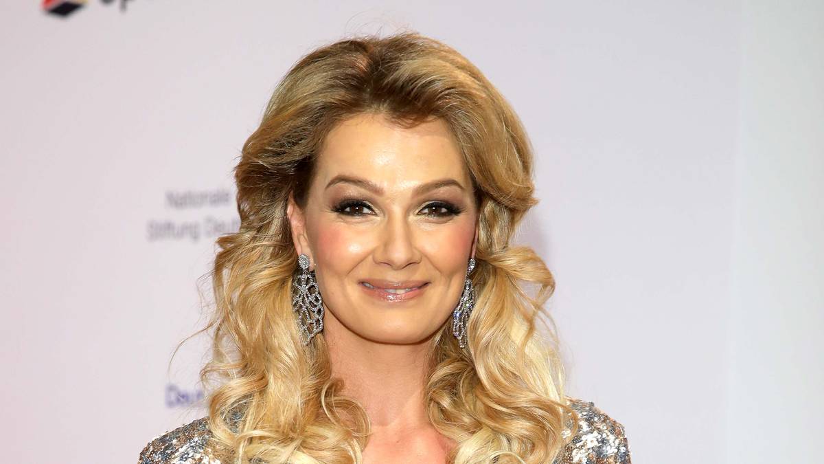 Starauflauf beim Ball des Sports in Wiesbaden. Auf dem Roten Teppich drängelten sich am Samstagabend die Stars der deutschen Sport-Szene. Schwimmerin Franziska van Almsick hatte sich in Schale geworfen...