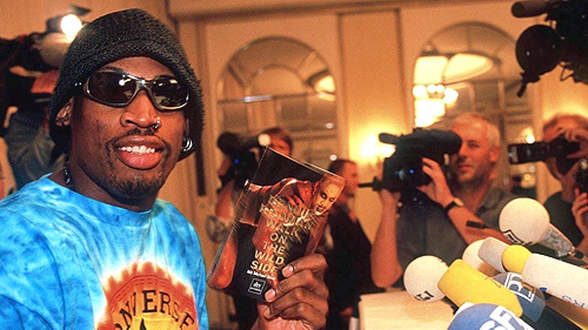 Abseits des Courts ist das Enfant terible ein absoluter Superstar: Bei der Veröffentlich seines Buches "Walk on the wild Side", ist die versammelte Presse anwesend. Seine Autobiographie "Bad as I wanna be" promotet er im Brautkleid