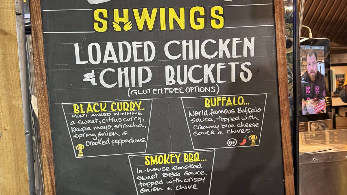 Unser Favorit: Ein "Loaded Chicken Chip Bucket". Pommes, Hähnchen, diverse Saucen und Toppings stehen zur Auswahl, von Black Curry über Sesam bis hin zu einer Jalapeno-Honig-Marinade. 