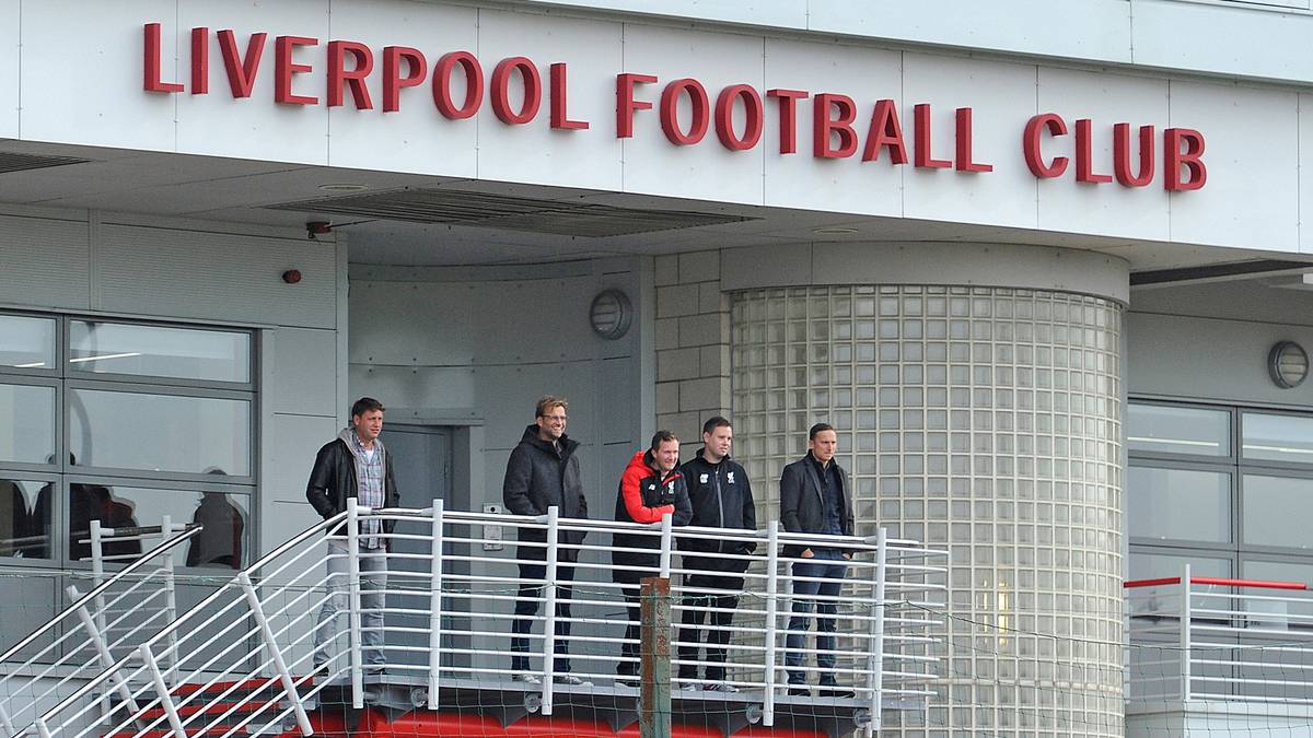 Allzu lang wird der Abend für Klopp aber nicht gewesen sein: Nur einen Tag nach seiner Vorstellung verschafft sich der neue Chefcoach einen ersten Eindruck von der Nachwuchs-Akademie der Reds und schaut sich das 1:0 der U18 gegen Stoke an. Mit dabei sind U21-Coach Michael Beale, Torwarttrainer John Achterberg und Jugendcoach Pepijn Lijnders sowie ...