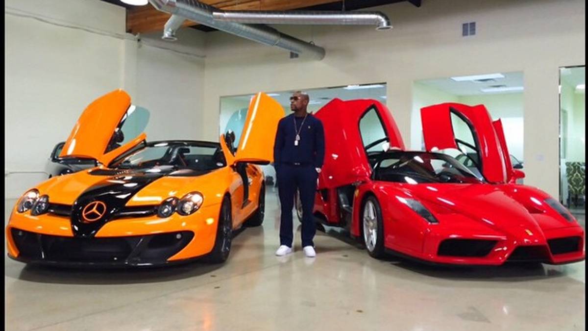 Beim Autohändler seines Vertrauens posiert der 38-Jährige mit zwei weiteren Luxusfahrzeugen