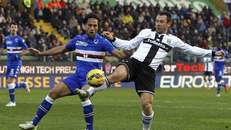 Antonio Cassano (r.) vom FC Parma im Zweikampf