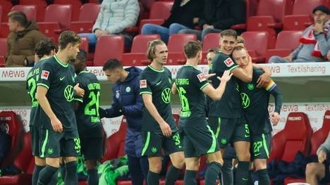 Die Wolfsburger feiern das 2:0 von Maximilian Arnold