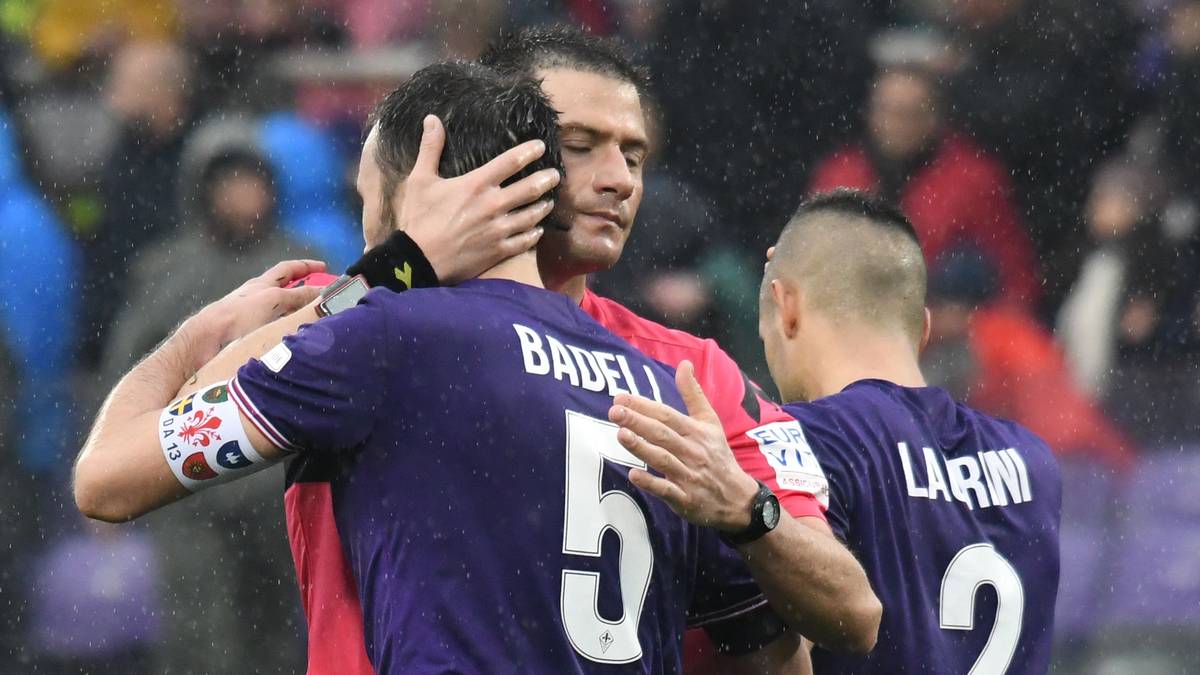Die Tränen übermannen die Akteure, gegenseitig versuchen sie sich, Trost zu geben. Schiedsrichter Fabrizio Pasqua nimmt hier Florenz' neuen Kapitän Milan Badelj in den Arm