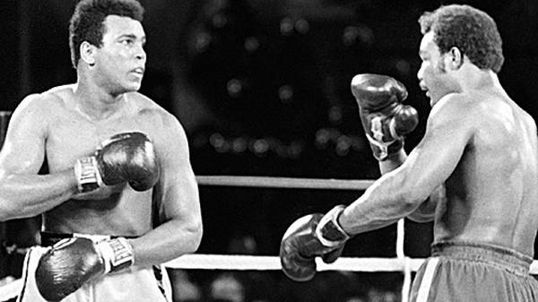 Ali lässt Foreman am Leben, aber er tötet den Mythos vom unschlagbaren Champion und macht sich selbst endgültig unsterblich. Kurz vor Ende der achten Runde in jenem Kampf, der vor 40 Jahren als "Rumble in the Jungle" in die Geschichte eingeht, zerschellt der bis dahin in 40 Kämpfen ungeschlagene George Foreman im Schlaghagel des damals immerhin schon 32-jährigen Ali. SPORT1 blickt zurück auf den 30. Oktober 1974