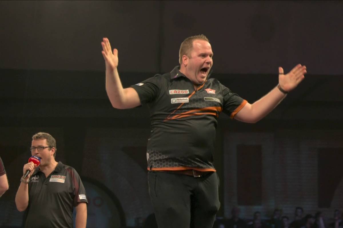 Highfinish-Jubel, Dartboard-Küsschen und ein Krimi bis ins letzte Leg: Diese Highlights des Matchs zwischen Dirk van Duijvenbode und Ross Smith darf kein Darts-Fan verpassen.