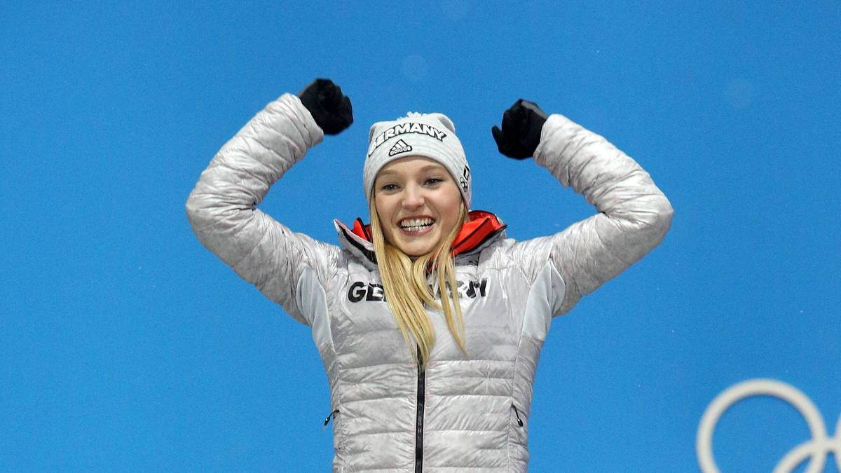 Hoch in die Luft! Mit Sprüngen kennt sich Katharina Althaus aus. Die Silbermedaillengewinnerin im Skispringen feiert bei der Medaillenvergabe