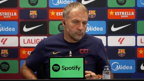 Nach der überraschenden Pleite von Real Madrid äußert sich Hansi Flick auf der Pressekonferenz. Mitleid hat der deutsche Trainer nicht. So ist er eben, der Fußball.
