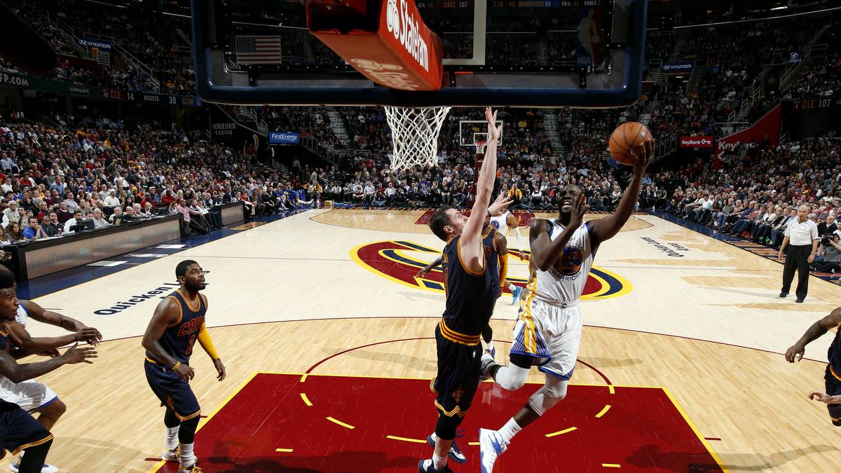 POWER FORWARD - DRAYMOND GREEN: Die Allzweckwaffe der Warriors entwickelt sich 2014/15 zu einem veritablen NBA-Starter und muss sich bei der Wahl zum Most Improved Player nur Chicagos Jimmy Butler beugen. Für einen Power Forward eigentlich zu klein, macht er diesen Nachteil mit unglaublich viel Leidenschaft und Kampfgeist wett. In den Playoffs ist er sogar noch stärker (Schnitt: 14 Punkte, 10,8 Rebounds). Der emotionale Leader steht als einer der Hauptverteidiger gegen James aber auch vor einer Herkulesaufgabe