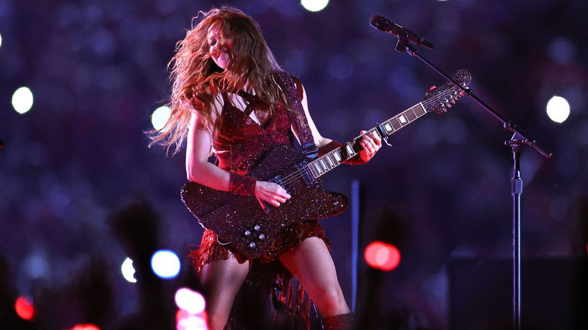 ...sondern präsentiert sich ganz  nebenbei auch als Rock-Lady mit Gitarre...