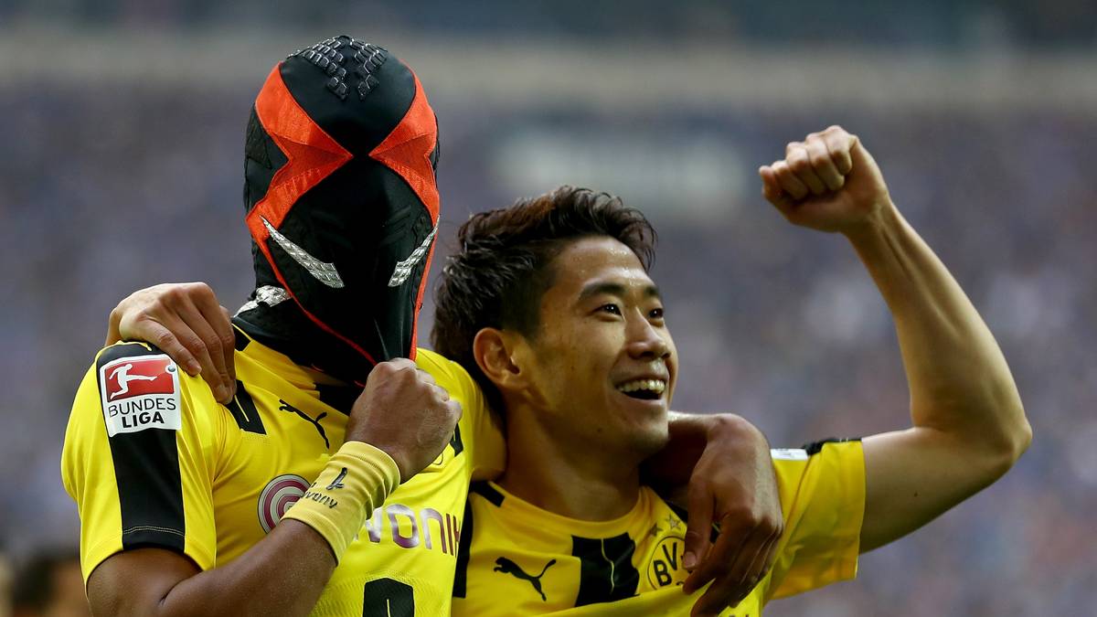 Nach seinem Tor gegen Schalke jubelt Aubameyang mit schwarz-roter Maske auf dem Kopf. Schnell wird klar...