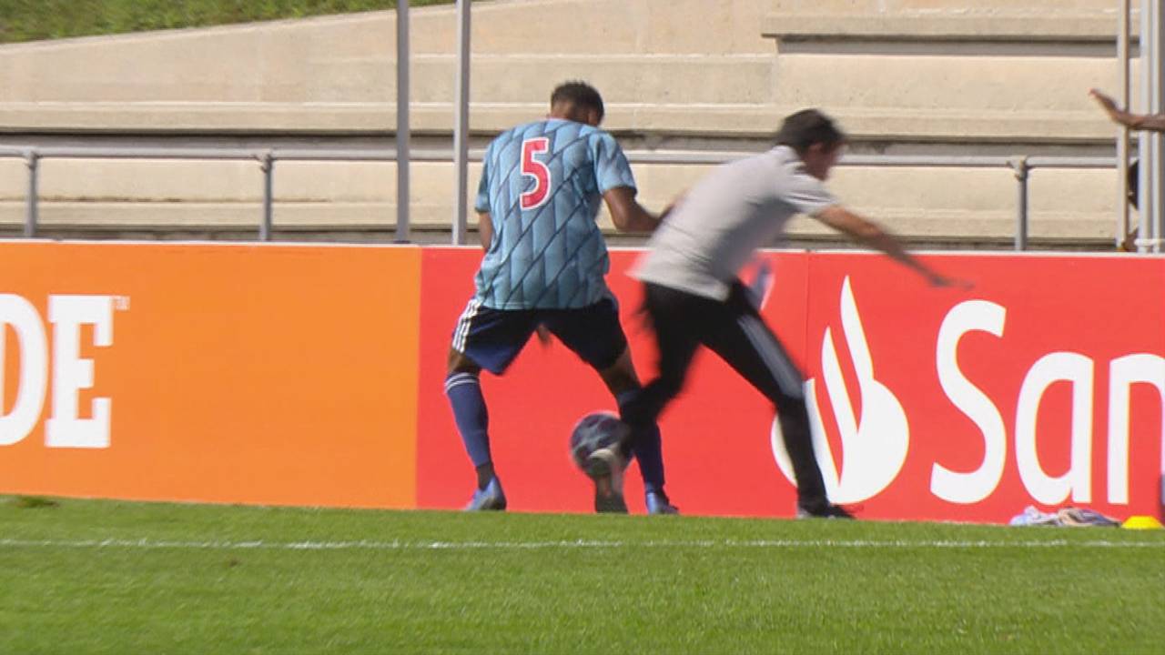 UEFA Youth League: Ajax-Juwel mit Bodycheck gegen Benfica-Trainer