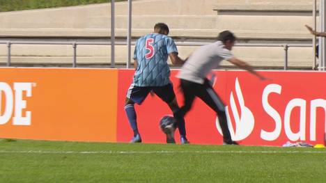 Im Halbfinale der UEFA Youth League ist man auch als trainer nicht sicher vor Zweikämpfen. Ajax-Juwel Terrence Douglas attackiert den Trainer von Benfica. 