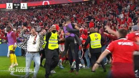 Roger Schmidt hat mit Benfica Lissabon dank einer verrückten Schlussphase einen wichtigen Derbysieg gefeiert. Durch zwei Tore in der Nachspielzeit holte Benfica noch einen 2:1-Sieg gegen Sporting Lissabon.