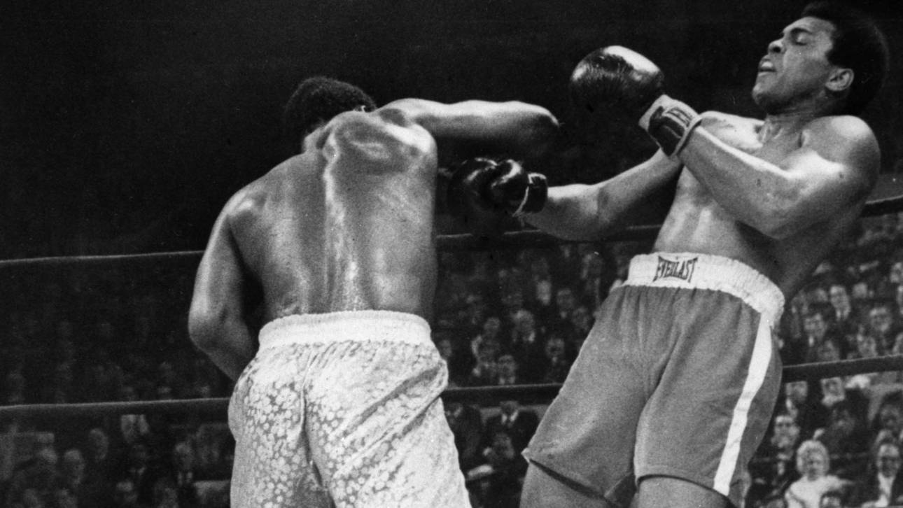 Joe Frazier erwischt Muhammad Ali im "Fight of the Century"