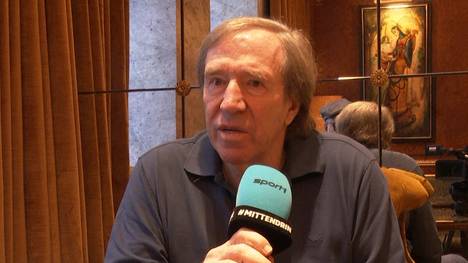 Günter Netzer schwelgt im exklusiven SPORT1-Interview in Erinnerungen und teilt eine interessante Anekdote über ein Treffen mit Frank Sinatra und Elvis Presley in Las Vegas. 