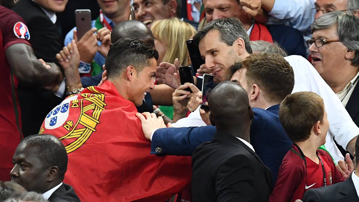 Die Fahne von Europameister PORTUGAL mit Superstar Cristiano Ronaldo findet nicht allzu viele Abnehmer: 1,46 Prozent reichen nur für Rang 26