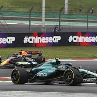 Carlos Sainz und Fernando Alonso liefern sich beim Sprint in Shanghai ein hartes Duell, bei dem es auch zu einer Berührung kam. Alonso erhält im Nachgang eine kuriose Strafe. 