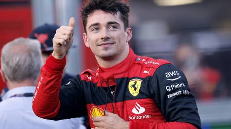 Vor dem Großen Preis von Australien hat sich Charles Leclerc die Pole-Position vor Max Verstappen gesichert. Lewis Hamilton kommt nicht über Platz fünf hinaus. 