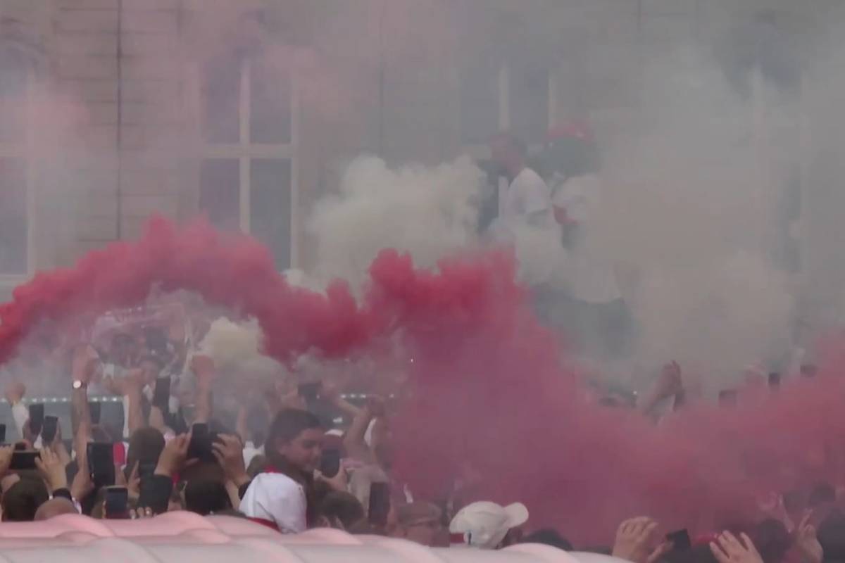 Der VfB Stuttgart zelebriert seinen Pokalsieg auf dem Schlossplatz. Zehntausende Fans sorgen für eine prächtige Kulisse.